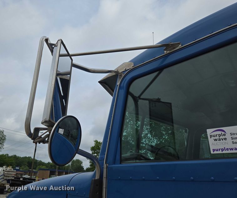 image for item ED2049 2013 Peterbilt 337 truck cab and chassis