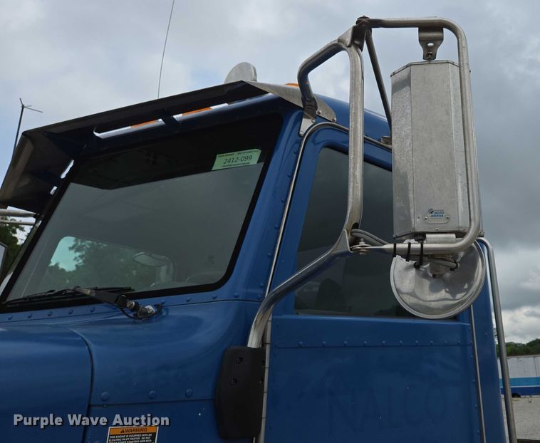 image for item ED2049 2013 Peterbilt 337 truck cab and chassis