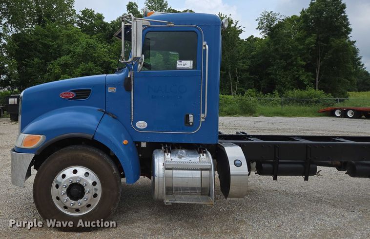 image for item ED2049 2013 Peterbilt 337 truck cab and chassis