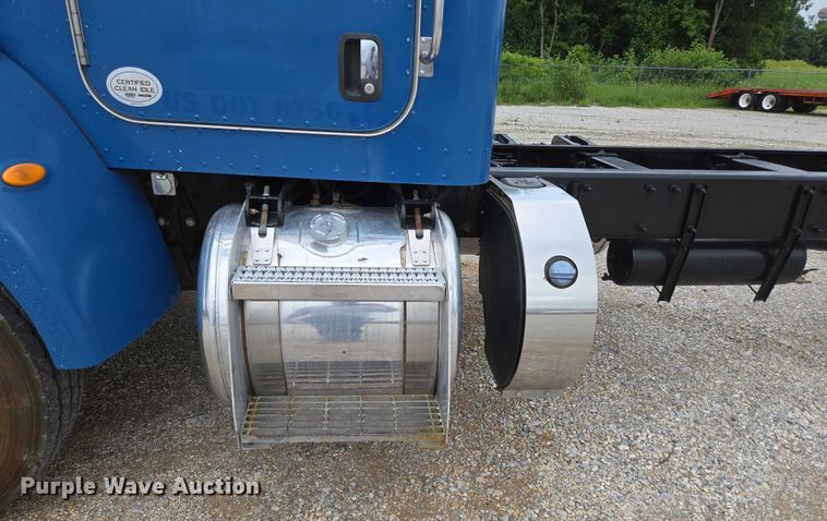 image for item ED2049 2013 Peterbilt 337 truck cab and chassis