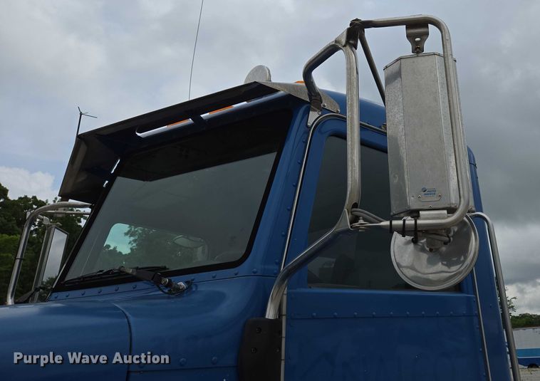 image for item ED2049 2013 Peterbilt 337 truck cab and chassis