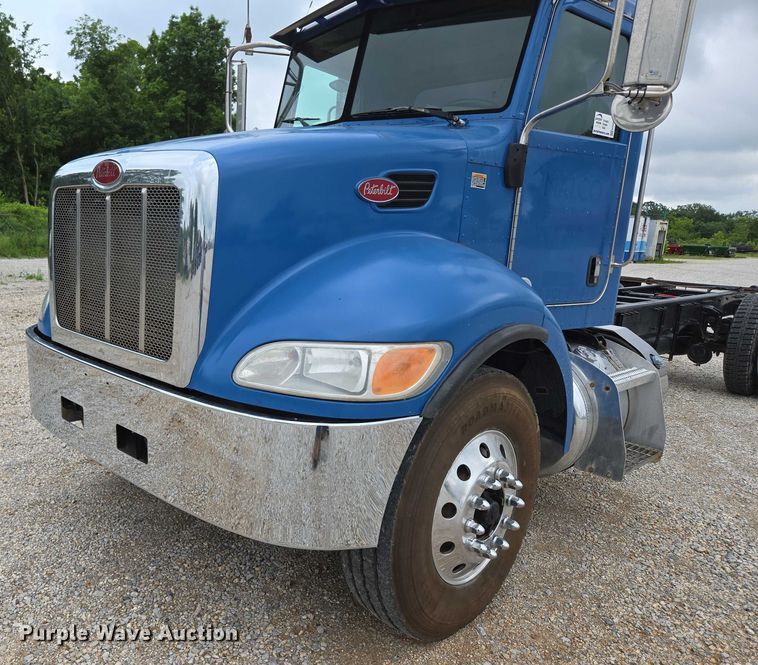 image for item ED2049 2013 Peterbilt 337 truck cab and chassis