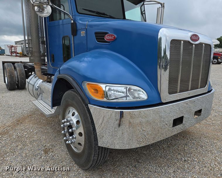 image for item ED2049 2013 Peterbilt 337 truck cab and chassis