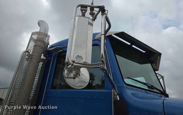 image for item ED2049 2013 Peterbilt 337 truck cab and chassis