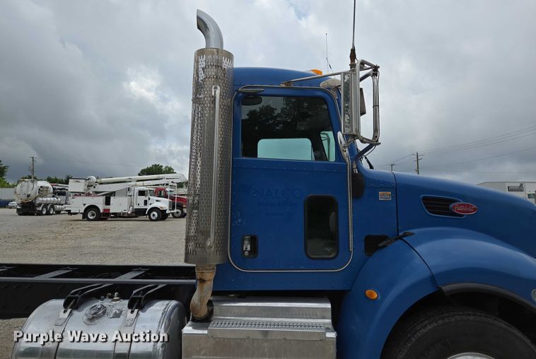 image for item ED2049 2013 Peterbilt 337 truck cab and chassis