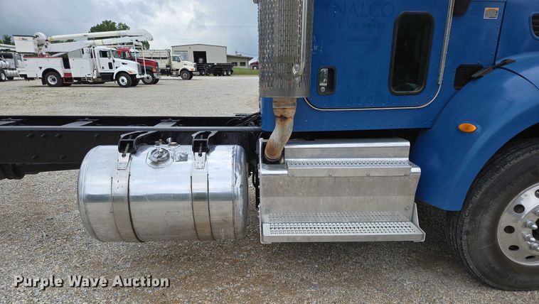 image for item ED2049 2013 Peterbilt 337 truck cab and chassis