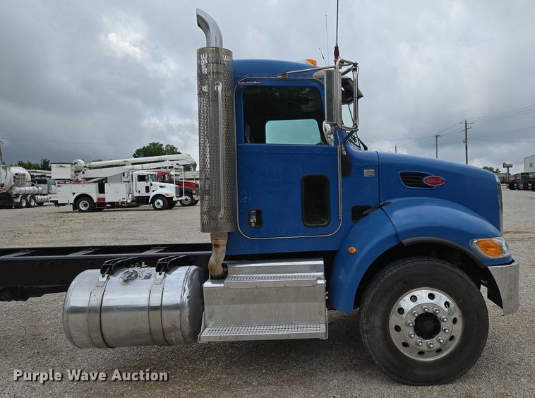 image for item ED2049 2013 Peterbilt 337 truck cab and chassis