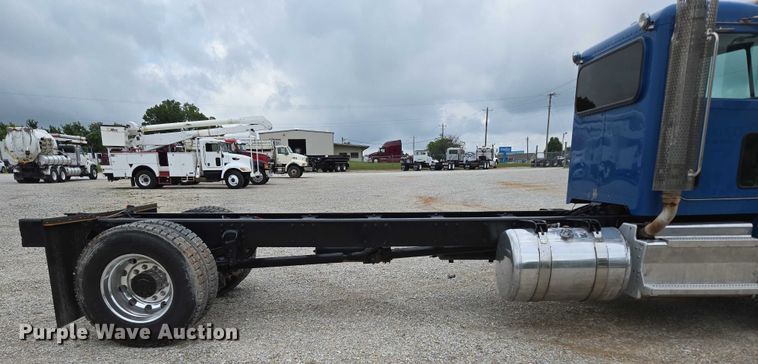 image for item ED2049 2013 Peterbilt 337 truck cab and chassis