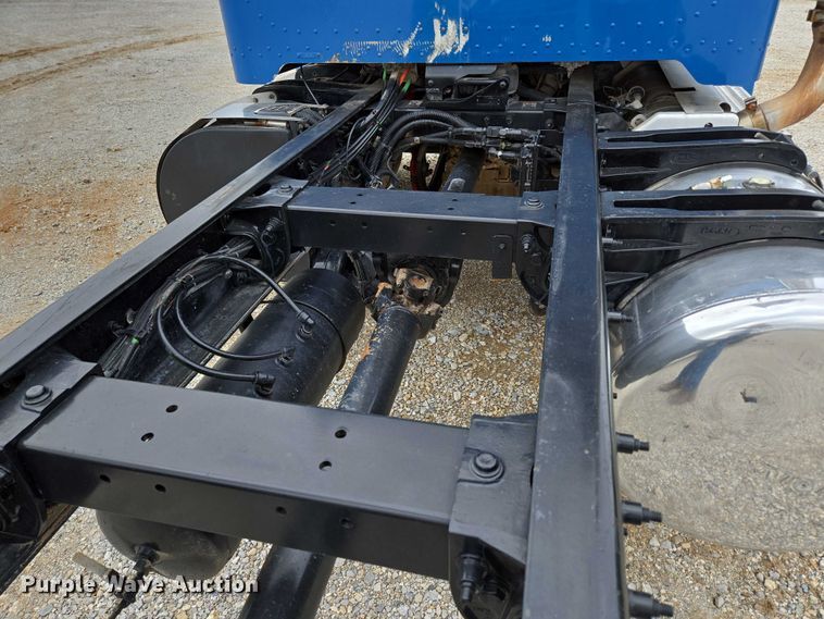 image for item ED2049 2013 Peterbilt 337 truck cab and chassis