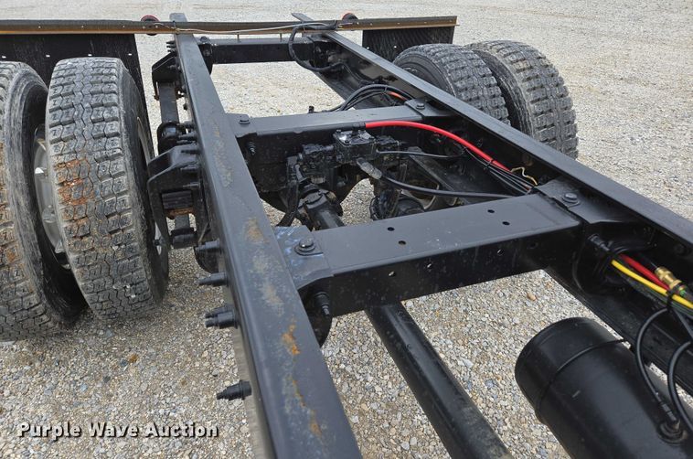 image for item ED2049 2013 Peterbilt 337 truck cab and chassis