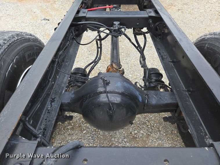 image for item ED2049 2013 Peterbilt 337 truck cab and chassis