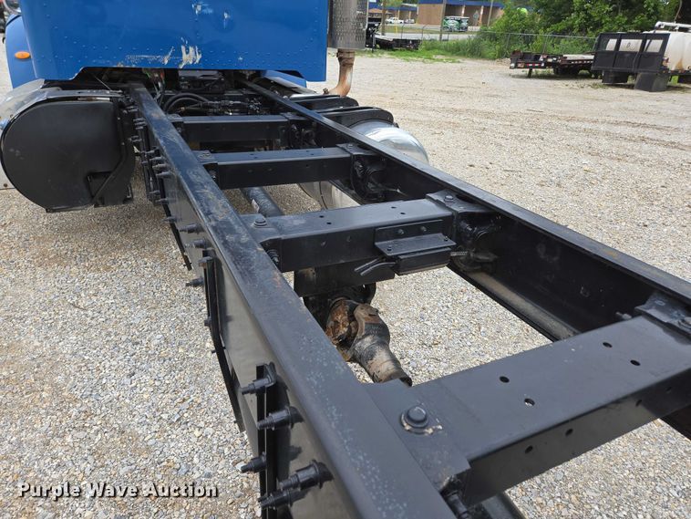 image for item ED2049 2013 Peterbilt 337 truck cab and chassis