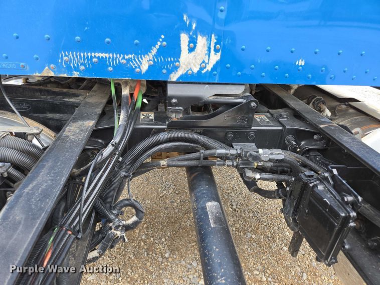 image for item ED2049 2013 Peterbilt 337 truck cab and chassis