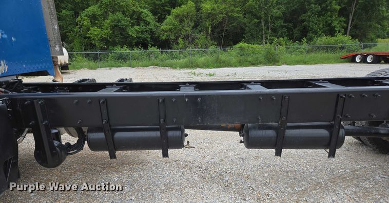 image for item ED2049 2013 Peterbilt 337 truck cab and chassis