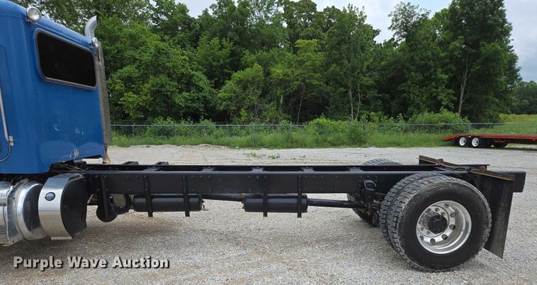 image for item ED2049 2013 Peterbilt 337 truck cab and chassis