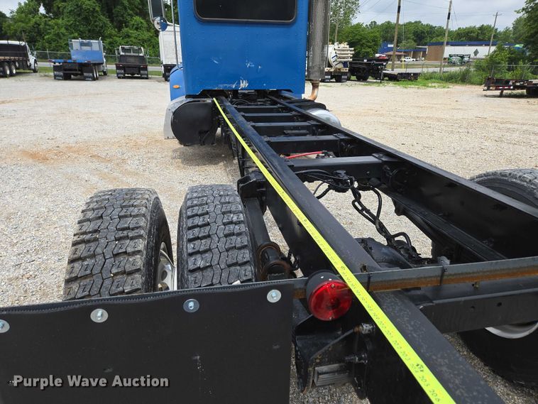 image for item ED2049 2013 Peterbilt 337 truck cab and chassis