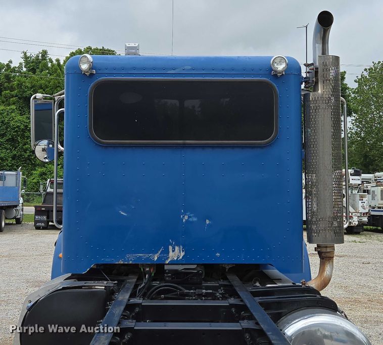 image for item ED2049 2013 Peterbilt 337 truck cab and chassis