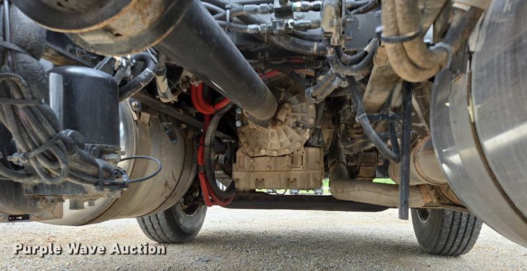 image for item ED2049 2013 Peterbilt 337 truck cab and chassis