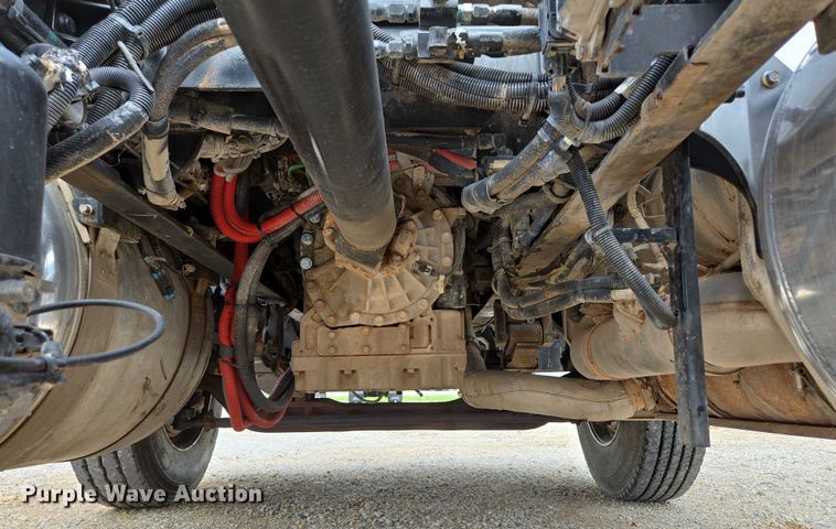 image for item ED2049 2013 Peterbilt 337 truck cab and chassis