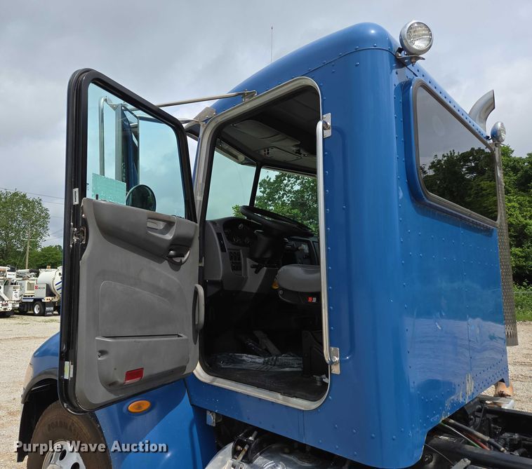 image for item ED2049 2013 Peterbilt 337 truck cab and chassis