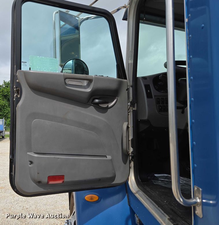 image for item ED2049 2013 Peterbilt 337 truck cab and chassis