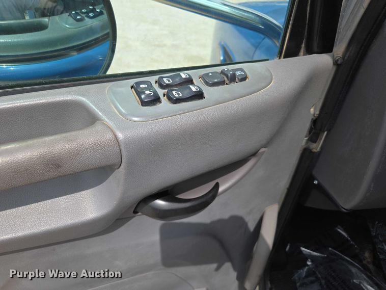 image for item ED2049 2013 Peterbilt 337 truck cab and chassis