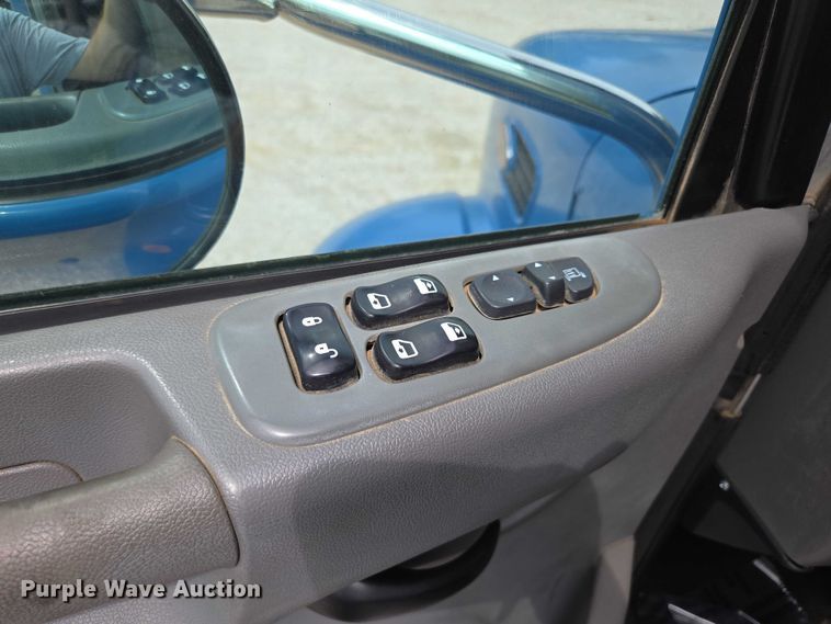 image for item ED2049 2013 Peterbilt 337 truck cab and chassis