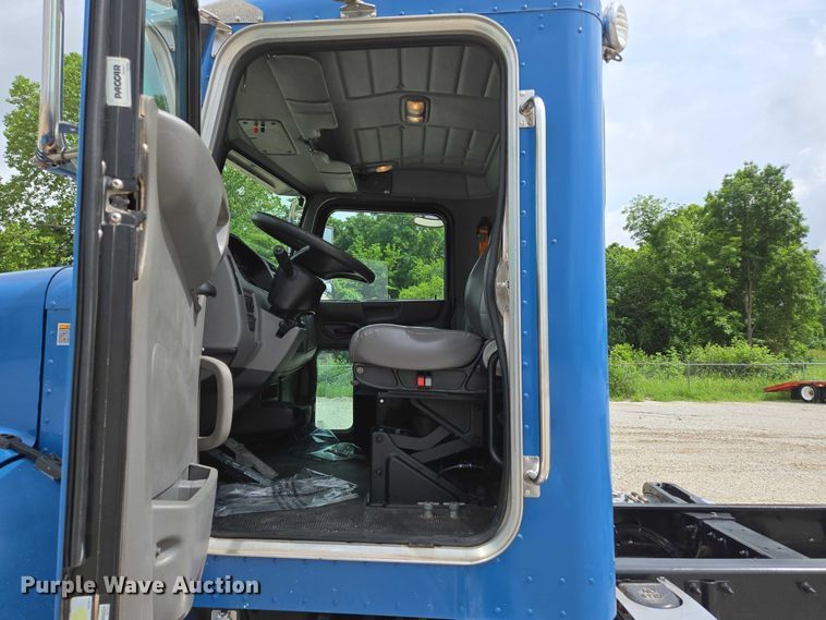 image for item ED2049 2013 Peterbilt 337 truck cab and chassis