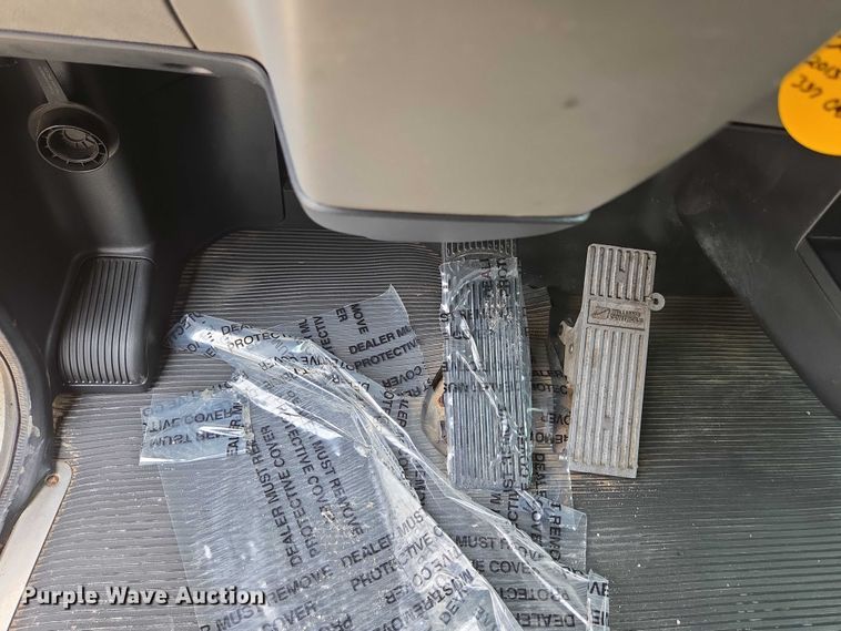 image for item ED2049 2013 Peterbilt 337 truck cab and chassis