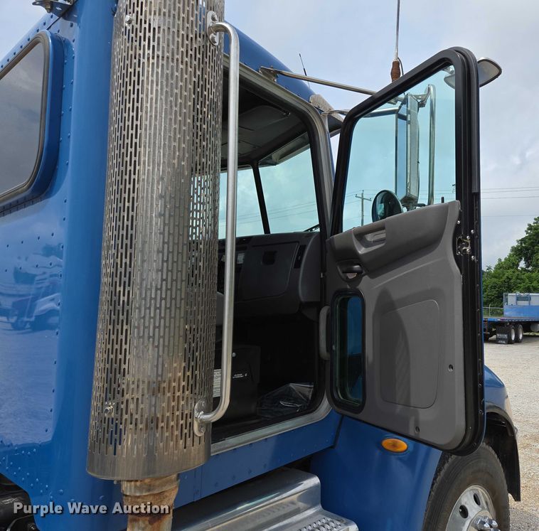 image for item ED2049 2013 Peterbilt 337 truck cab and chassis