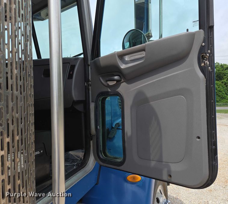 image for item ED2049 2013 Peterbilt 337 truck cab and chassis