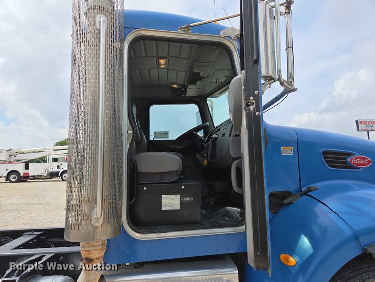 image for item ED2049 2013 Peterbilt 337 truck cab and chassis