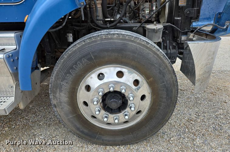 image for item ED2049 2013 Peterbilt 337 truck cab and chassis