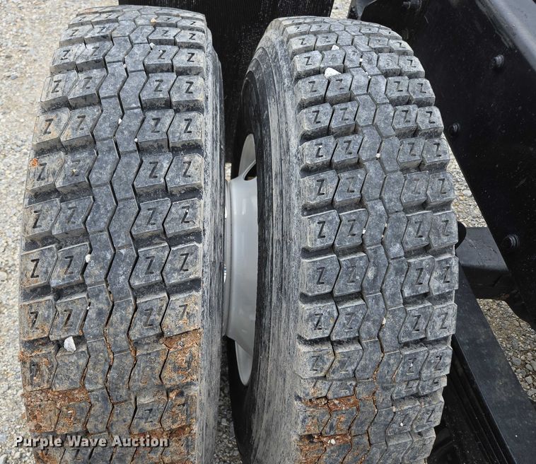 image for item ED2049 2013 Peterbilt 337 truck cab and chassis