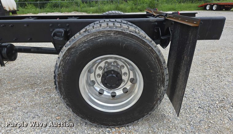 image for item ED2049 2013 Peterbilt 337 truck cab and chassis