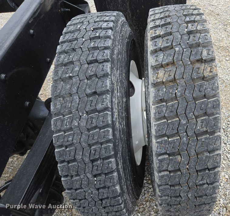 image for item ED2049 2013 Peterbilt 337 truck cab and chassis