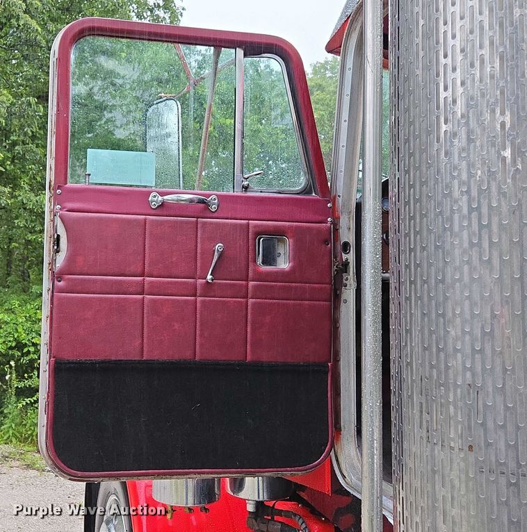 image for item ED2085 1978 Peterbilt 359-S semi truck