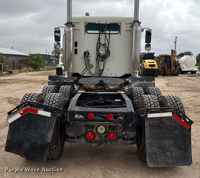 image for item ED5678 2004 Freightliner Columbia semi truck