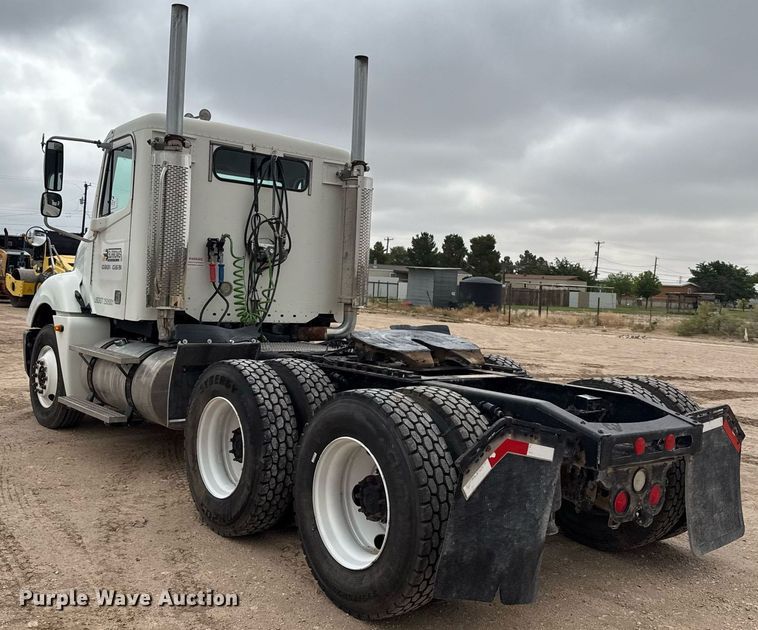 image for item ED5678 2004 Freightliner Columbia semi truck