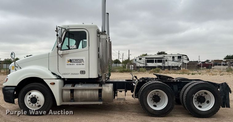 image for item ED5678 2004 Freightliner Columbia semi truck