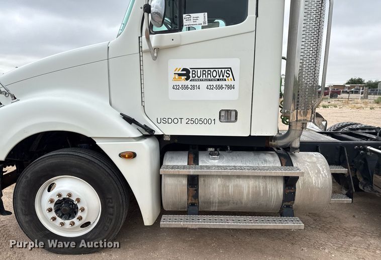 image for item ED5678 2004 Freightliner Columbia semi truck