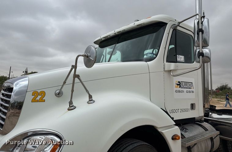 image for item ED5678 2004 Freightliner Columbia semi truck