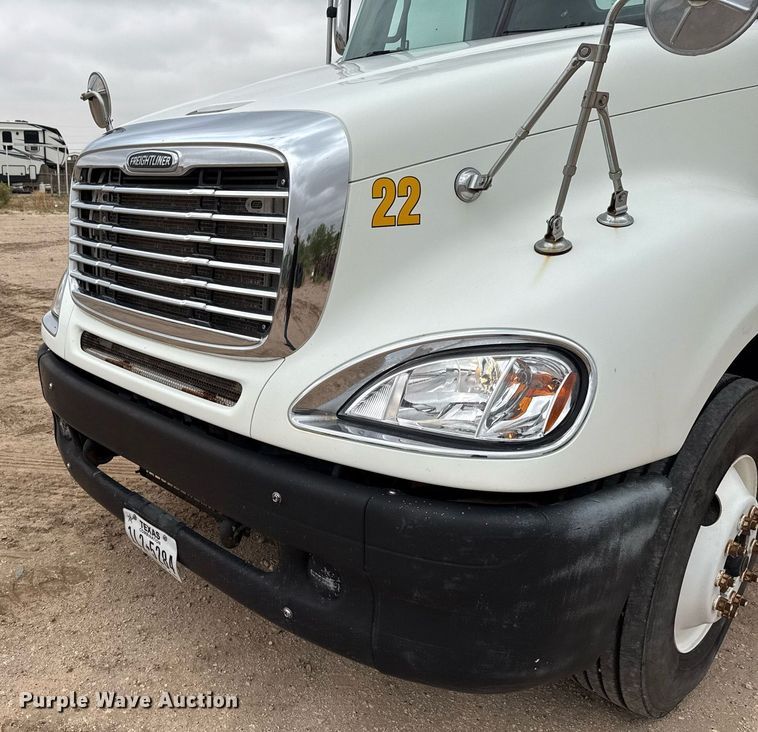 image for item ED5678 2004 Freightliner Columbia semi truck