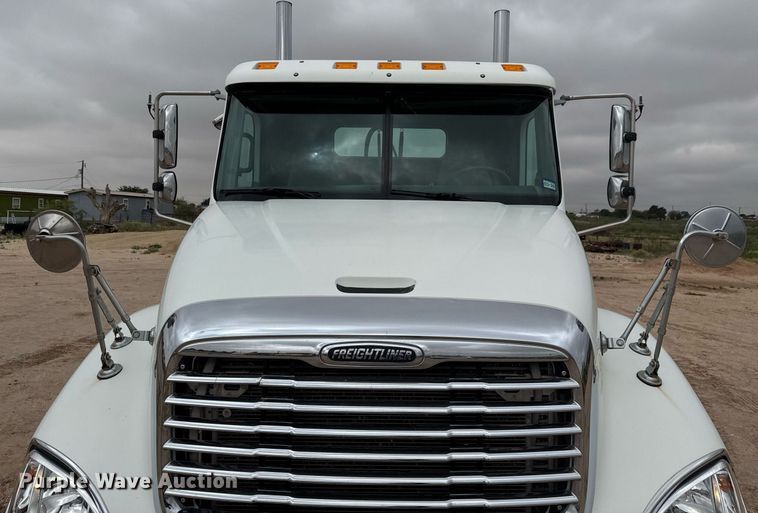 image for item ED5678 2004 Freightliner Columbia semi truck