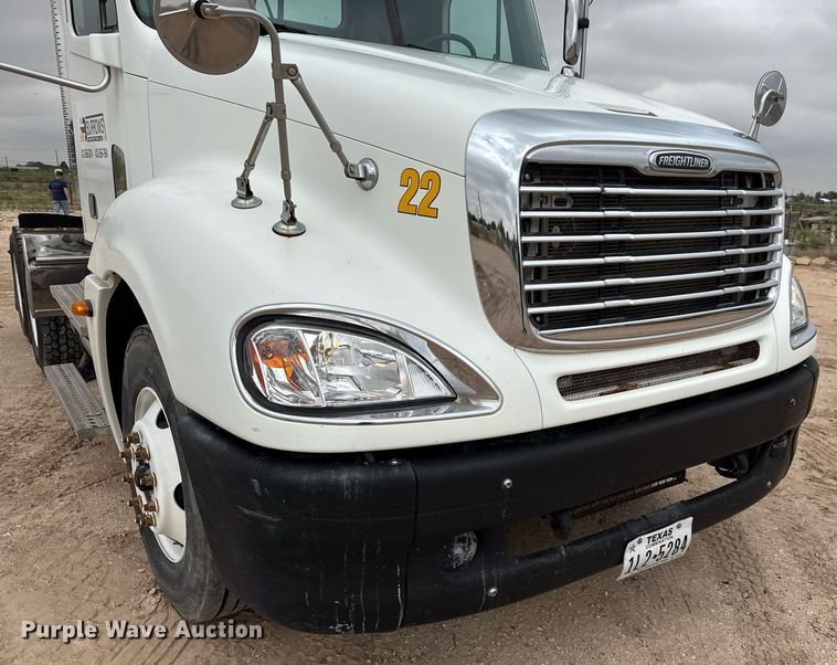 image for item ED5678 2004 Freightliner Columbia semi truck