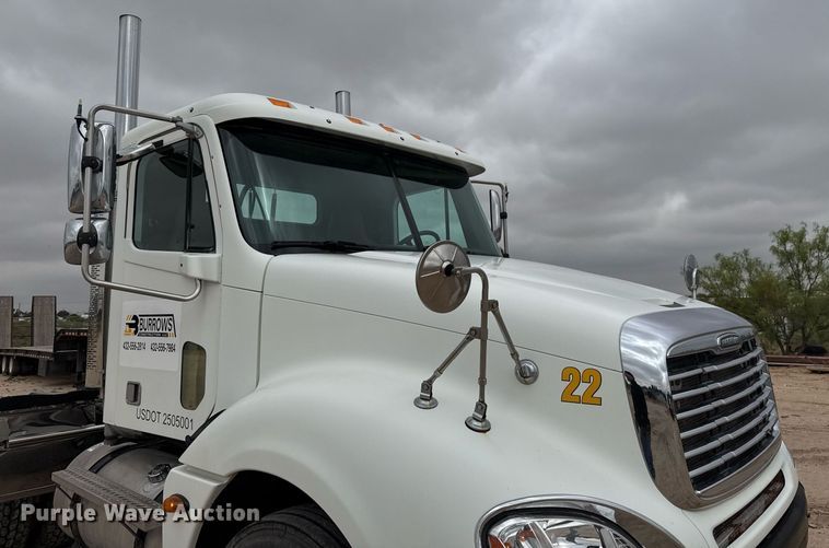 image for item ED5678 2004 Freightliner Columbia semi truck