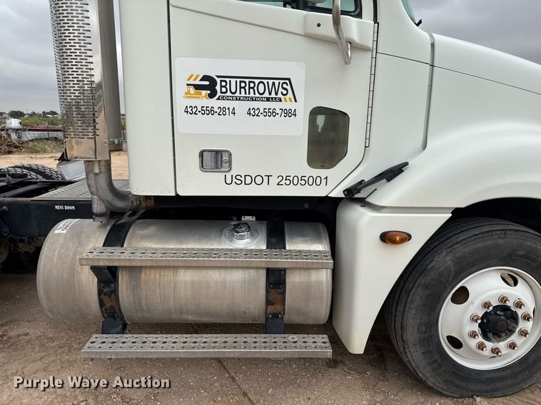 image for item ED5678 2004 Freightliner Columbia semi truck