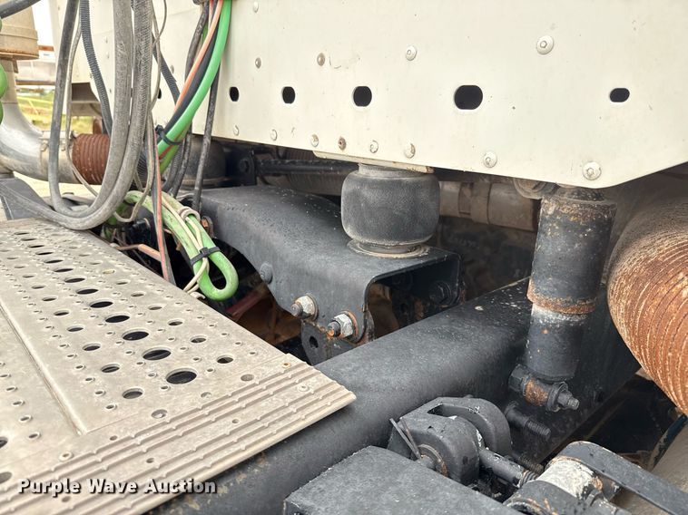 image for item ED5678 2004 Freightliner Columbia semi truck