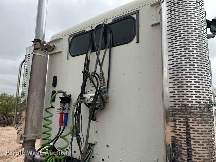 image for item ED5678 2004 Freightliner Columbia semi truck