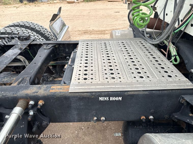 image for item ED5678 2004 Freightliner Columbia semi truck